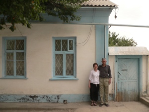 Р. и К. А. пред дома си в Ош , Киргизстан